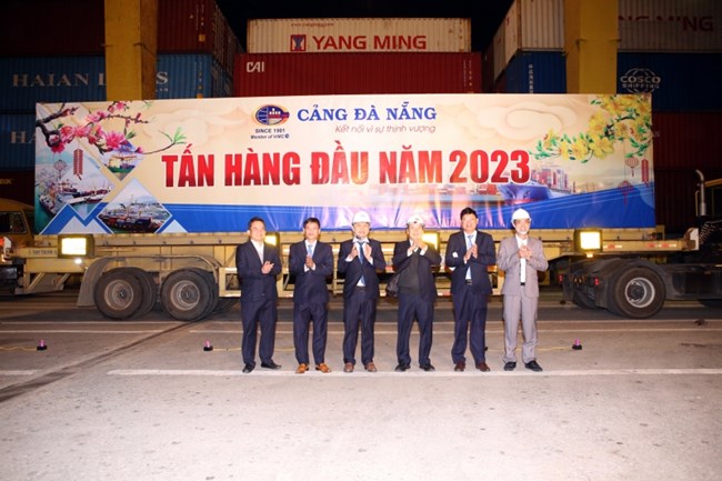 Cảng Đà Nẵng đón tấn hàng đầu năm 2023 (1/1/2023)